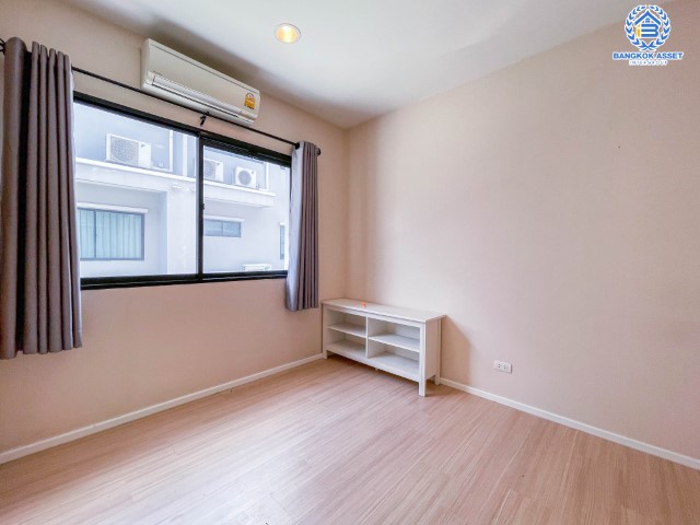 *****ทาวน์โฮมมือสองย่านนนทบุรี ม.บ้านกลางเมือง รัตนาธิเบศร์ เนื้อที่ 18.1 ตร.ว. ฟังก์ชันจัดเต็ม 3 ห้องนอน 3 ห้องน้ำ 2 ที่จอดรถ บ้านสภาพดี ไม่เคยเข้าอยู่ บนทำเลแห่งการเดินทาง เพียง 5 นาทีก็ถึงรถไฟฟ้าสายสีม่วง "สถานีบางกระสอ" ใกล้เซ็นทรัล รัตนาธิเบศร์ และทางด่วน "ศรีรัช"